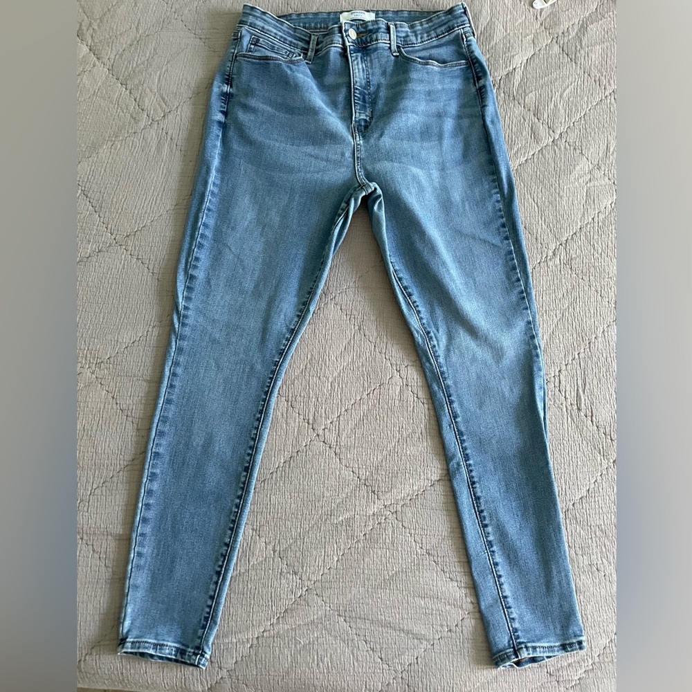Denizen from Levi’s Ultra High-Rise Super Skinny Jeans Light Wash Size 14 (W32)